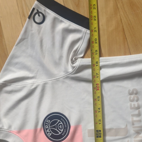 Paris Saint-Germain White and Pink Jersey - Picture 9 of 15